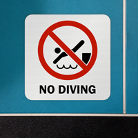 Sign prohibiting diving in the pool